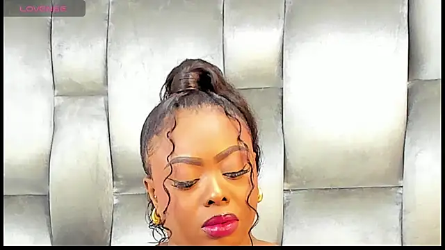 Snapshot of CamilaBenitez chatting on 04.11.26 CamilaBenitez online show from 04.11.26