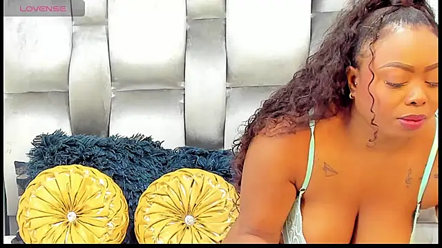 Snapshot of CamilaBenitez chatting on 04.13.26 CamilaBenitez online show from 04.13.26