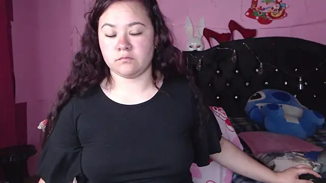 NikkiRous  online show from 03.17.25