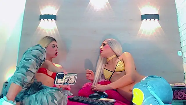 Snapshot of Daniela_Pink_ chatting on 02.15.25 Daniela Pink online show from 02.15.25