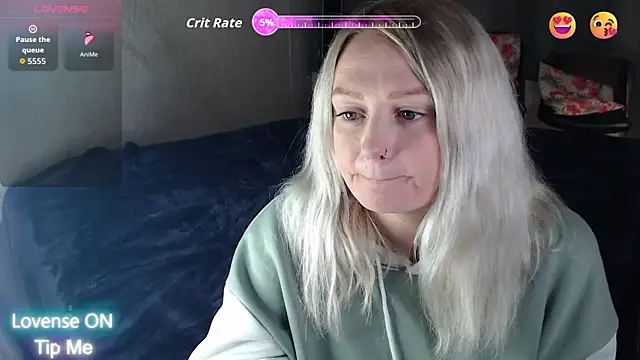 Snapshot of laurynrox chatting on 11.18.25 laurynrox online show from 11.18.25