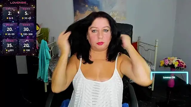 Julia Dean online show from 12.04.25