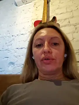 Miss    Mia  online show from 09.28.25