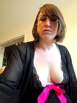 Snapshot of minierose chatting on 03.18.25 minierose online show from 03.18.25