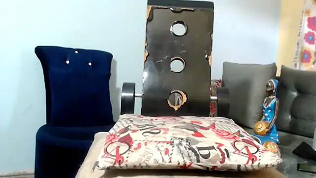 Snapshot of Amazing12inch chatting on 12.11.24 Amazing12inch online show from 12.11.24