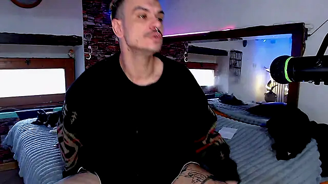 Snapshot of cek_186 chatting on 03.22.25 cek 186 online show from 03.22.25