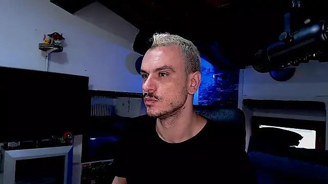 Snapshot of cek_186 chatting on 10.24.25 cek 186 online show from 10.24.25