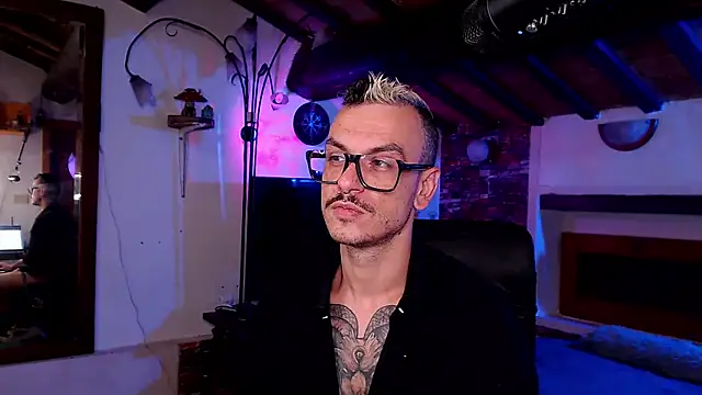 Snapshot of cek_186 chatting on 10.29.25 cek 186 online show from 10.29.25