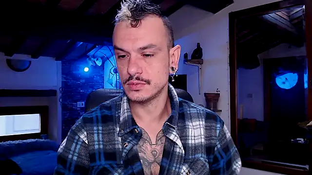 Snapshot of cek_186 chatting on 10.31.25 cek 186 online show from 10.31.25