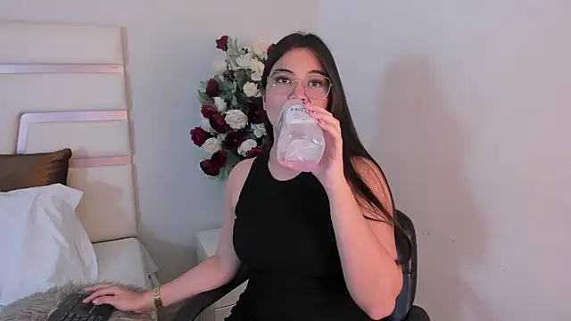 Snapshot of CamilaSofiia chatting on 02.05.25 CamilaSofiia online show from 02.05.25