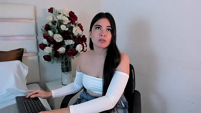 Snapshot of CamilaSofiia chatting on 03.05.25 CamilaSofiia online show from 03.05.25