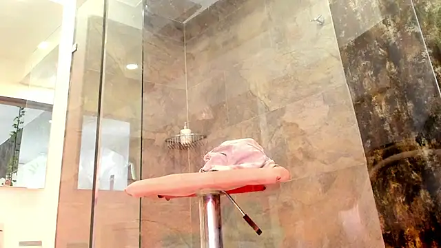 Miia Thompsonn online show from 03.05.25