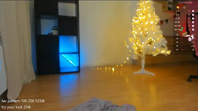 Snapshot of lil_lia chatting on 12.22.24 lil lia online show from 12.22.24