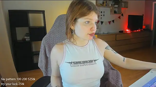 Snapshot of lil_lia chatting on 12.23.24 lil lia online show from 12.23.24