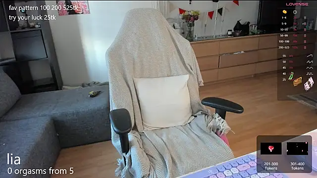 Snapshot of lil_lia chatting on 03.14.25 lil lia online show from 03.14.25