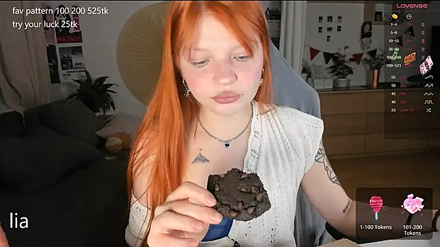 Snapshot of lil_lia chatting on 09.24.25 lil lia online show from 09.24.25