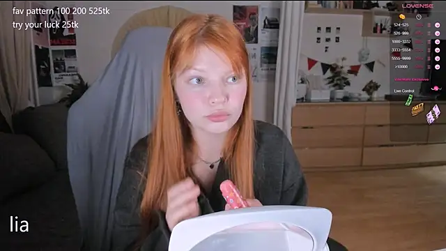 Snapshot of lil_lia chatting on 10.03.25 lil lia online show from 10.03.25