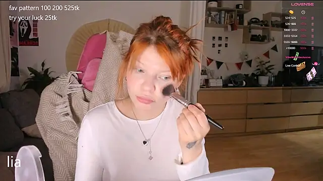 Snapshot of lil_lia chatting on 11.14.25 lil lia online show from 11.14.25