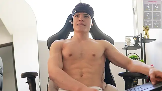 Snapshot of Max_cortes1 chatting on 10.21.25 Max cortes1 online show from 10.21.25