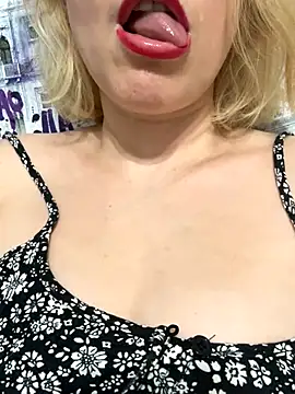 Yourdirtybitch online show from 10.17.25