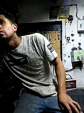 Snapshot of pene_latinoriico chatting on 10.29.25 pene latinoriico online show from 10.29.25