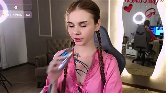 Snapshot of Britney_Lynch chatting on 02.14.25 Britney Lynch online show from 02.14.25