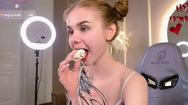 Snapshot of Britney_Lynch chatting on 02.16.25 Britney Lynch online show from 02.16.25