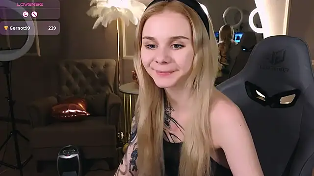 Snapshot of Britney_Lynch chatting on 02.22.25 Britney Lynch online show from 02.22.25