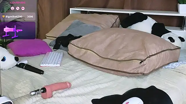 Snapshot of Britney_Lynch chatting on 02.27.25 Britney Lynch online show from 02.27.25