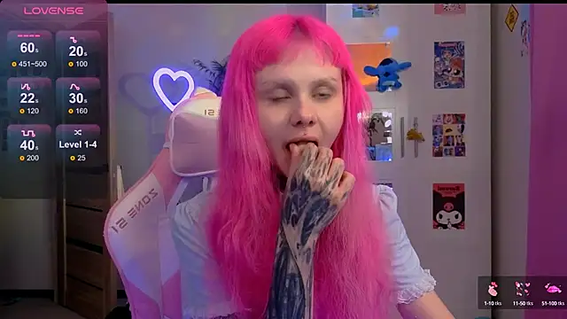 Snapshot of Britney_Lynch chatting on 10.13.25 Britney Lynch online show from 10.13.25