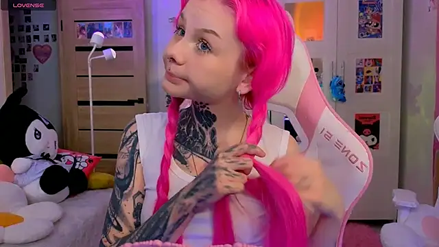 Snapshot of Britney_Lynch chatting on 10.30.25 Britney Lynch online show from 10.30.25