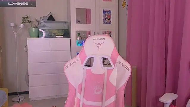 Snapshot of Britney_Lynch chatting on 11.25.25 Britney Lynch online show from 11.25.25