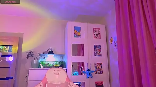 Snapshot of Britney_Lynch chatting on 11.28.25 Britney Lynch online show from 11.28.25