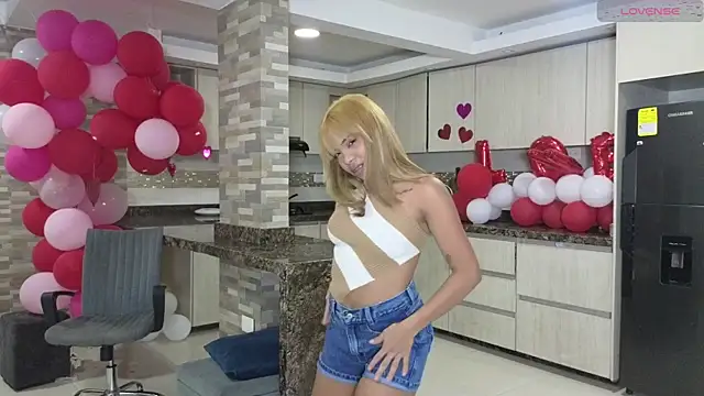 Snapshot of xalicesfantasyx chatting on 02.18.25 xalicesfantasyx online show from 02.18.25