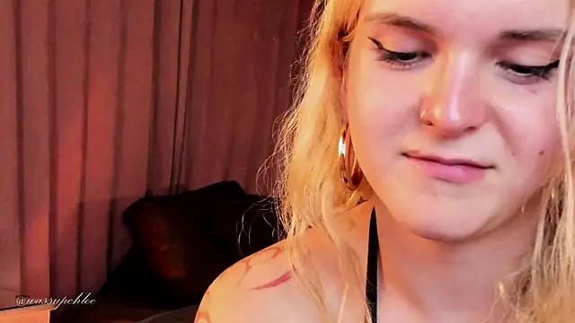 misschloe   online show from 12.18.24