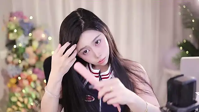 Snapshot of SleepArtist chatting on 02.19.25 SleepArtist online show from 02.19.25