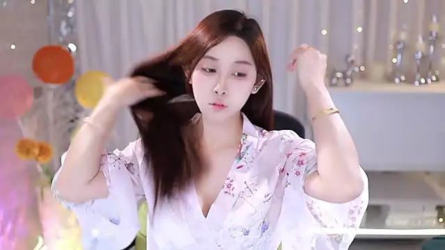 Snapshot of SleepArtist chatting on 10.27.25 SleepArtist online show from 10.27.25