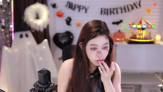 Snapshot of SleepArtist chatting on 10.31.25 SleepArtist online show from 10.31.25