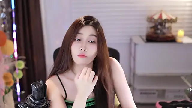 Snapshot of SleepArtist chatting on 11.16.25 SleepArtist online show from 11.16.25