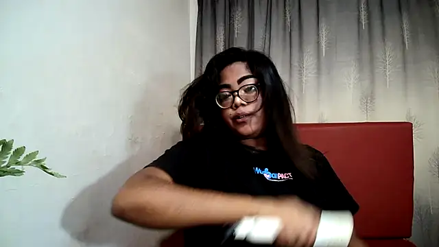 Snapshot of Indian_Lola00 chatting on 02.14.25 Indian Lola00 online show from 02.14.25