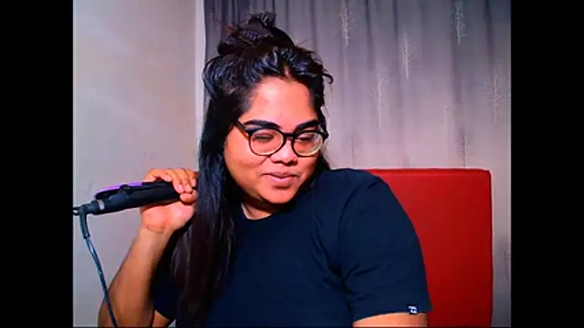 Snapshot of Indian_Lola00 chatting on 11.18.25 Indian Lola00 online show from 11.18.25