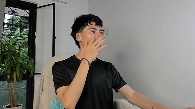 Snapshot of sebas_rose chatting on 10.17.25 sebas rose online show from 10.17.25