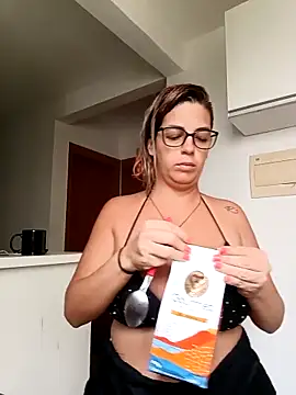 Snapshot of Escarlate4you_ chatting on 12.04.24 Escarlate4you online show from 12.04.24