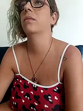 Snapshot of Escarlate4you_ chatting on 12.22.24 Escarlate4you online show from 12.22.24