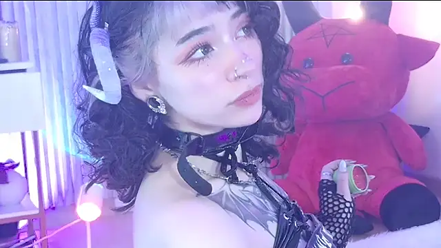 Snapshot of zephirahabney chatting on 11.25.25 zephirahabney online show from 11.25.25