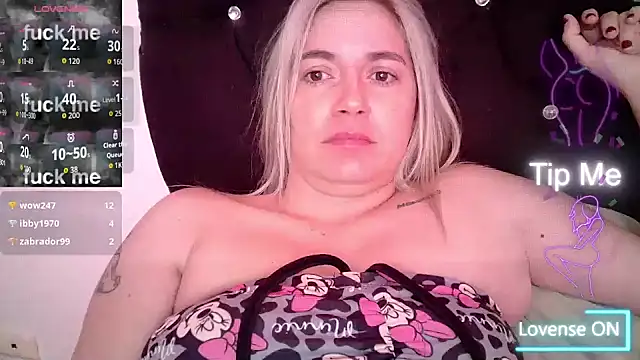 Snapshot of Izury_Blondee chatting on 09.21.25 Izury Blondee online show from 09.21.25