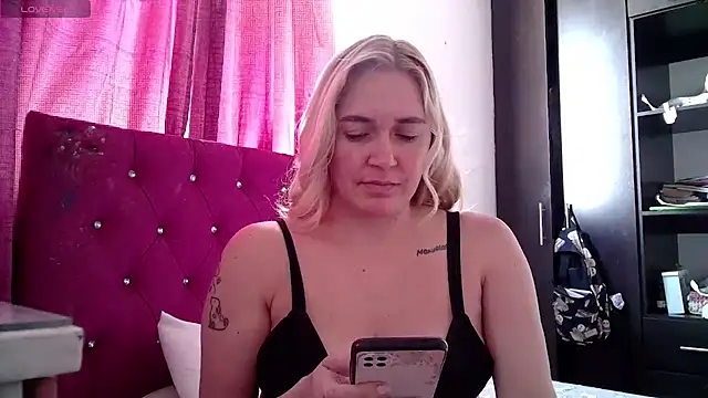 Snapshot of Izury_Blondee chatting on 10.22.25 Izury Blondee online show from 10.22.25