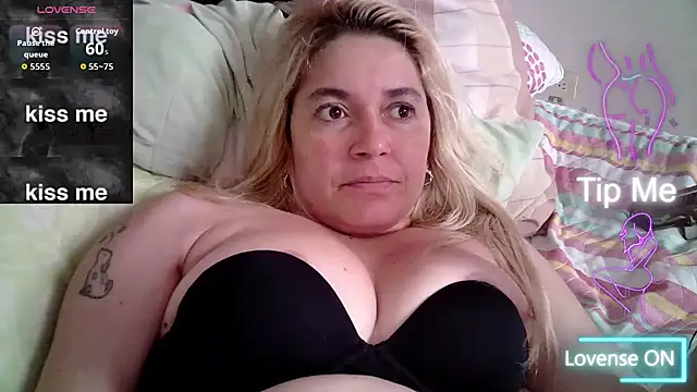 Snapshot of Izury_Blondee chatting on 11.28.25 Izury Blondee online show from 11.28.25