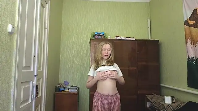 Snapshot of Riley_Roo chatting on 12.08.24 Riley Roo online show from 12.08.24