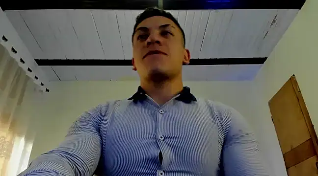 Snapshot of aquiles_51 chatting on 02.05.25 aquiles 51 online show from 02.05.25